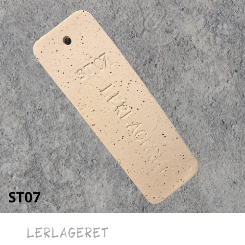 ST07 Lys stentøjsler med pyrit Lyst stentøjsler med pyrit, er ideel til drejning, pladeteknik og modellering. Indeholder 25% chamotte og pyrit. Efter brænding fremstår leret lyst med smukke mørkebrune prikker af pyrit. Pyrit giver også en spændende effekt til glasuren. Pyritten er først synlig efter sidste brænding. ST07 smelter ikke ud på ovnplader og er derfor ret nem at arbejde med. Det anbefales dog altid at holde ovnpladerne godt beskyttet eller at brænde på kiks. Det anbefales at lave kiks af ST05