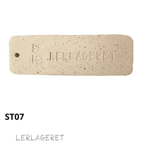 ST07 Lys stentøjsler med pyrit fra lerlageret.com
Lyst stentøjsler med pyrit, er ideel til drejning, pladeteknik og modellering.
Indeholder 25% chamotte og pyrit. Efter brænding fremstår leret lyst med smukke mørkebrune prikker af pyrit. Pyrit giver også en spændende effekt til glasuren.
Pyritten er først synlig efter sidste brænding.
ST07 smelter ikke ud på ovnpladerne og er derfor ret nem at arbejde med. Det anbefales dog altid at holde ovnpladerne godt beskyttet eller at brænde på kiks. Det anbefales at