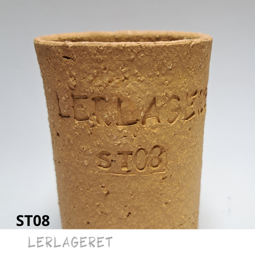 ST08 Den gule med chamotte fra lerlageret.com
En smuk grov stentøjsler, der er ideel til pladeteknik og modellering.
Er du øvet drejer, er ST08 utrolig lækker at dreje i. Hold skiven ren for chamotte under centrering, så du ikke ødelægger fingrene, i optræk er den fantastisk.
Når ST08 er tør eller læderhård kan den vaskes med en vreden svamp, det fremhæver chamotten og laver en spændende struktur. Chamotten er hvid/lysegul.
ST08 er rød frem til sidste brænding og bliver efter brænding gul/orange.