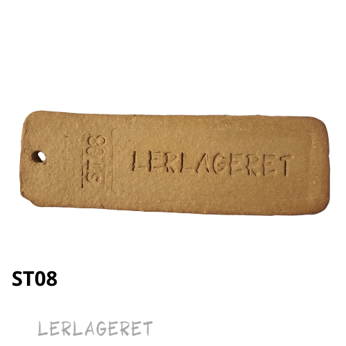 ST08 Den gule med chamotte fra lerlageret.com
En smuk grov stentøjsler, der er ideel til pladeteknik og modellering.
Er du øvet drejer, er ST08 utrolig lækker at dreje i. Hold skiven ren for chamotte under centrering, så du ikke ødelægger fingrene, i optræk er den fantastisk.
Når ST08 er tør eller læderhård kan den vaskes med en vreden svamp, det fremhæver chamotten og laver en spændende struktur. Chamotten er hvid/lysegul.
ST08 er rød frem til sidste brænding og bliver efter brænding gul/orange.