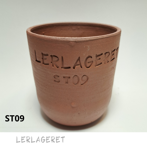 ST09 Den Røde med chamotte fra lerlageret.com
En smuk stentøjsler med en meget dyb mørk rød farve, med fin chamotte, der er ideel til drejning, pladeteknik og modellering.
ST09 er enorm lækker at dreje i.
Under brænding kan der opstå bobler i leret, ved toptemperatur. Boblerne kan være smukke og indgå som en del af det keramiske udtryk.
ST09 er gul frem til sidste brænding, hvor den får sin smukke dybe røde farve.