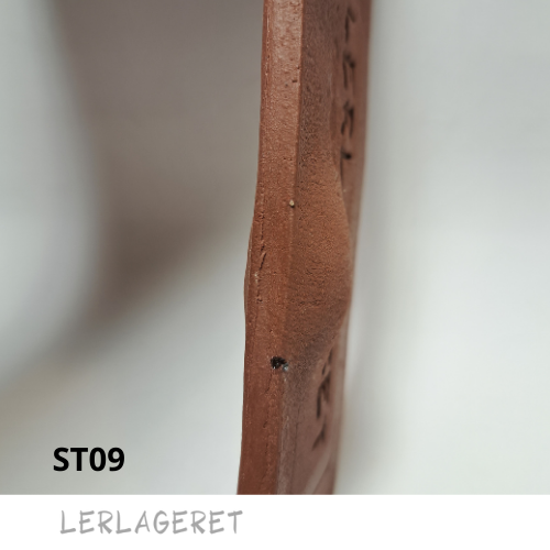 ST09 Den Røde med chamotte fra lerlageret.com
En smuk stentøjsler med en meget dyb mørk rød farve, med fin chamotte, der er ideel til drejning, pladeteknik og modellering.
ST09 er enorm lækker at dreje i.
Under brænding kan der opstå bobler i leret, ved toptemperatur. Boblerne kan være smukke og indgå som en del af det keramiske udtryk.
ST09 er gul frem til sidste brænding, hvor den får sin smukke dybe røde farve.