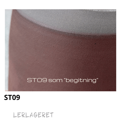 ST09 Den Røde med chamotte fra lerlageret.com
En smuk stentøjsler med en meget dyb mørk rød farve, med fin chamotte, der er ideel til drejning, pladeteknik og modellering.
ST09 er enorm lækker at dreje i.
Under brænding kan der opstå bobler i leret, ved toptemperatur. Boblerne kan være smukke og indgå som en del af det keramiske udtryk.
ST09 er gul frem til sidste brænding, hvor den får sin smukke dybe røde farve.