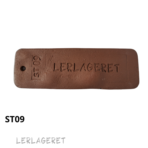 ST09 Den Røde med chamotte fra lerlageret.com
En smuk stentøjsler med en meget dyb mørk rød farve, med fin chamotte, der er ideel til drejning, pladeteknik og modellering.
ST09 er enorm lækker at dreje i.
Under brænding kan der opstå bobler i leret, ved toptemperatur. Boblerne kan være smukke og indgå som en del af det keramiske udtryk.
ST09 er gul frem til sidste brænding, hvor den får sin smukke dybe røde farve.