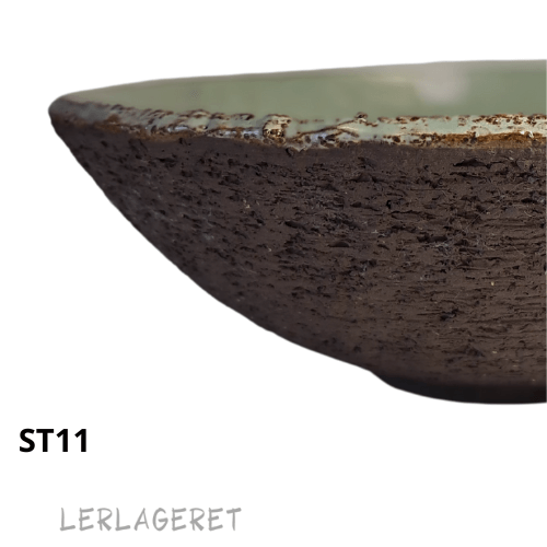 ST11 Den Sorte med grov chamotte fra lerlageret.com
En stentøjsler, der er ideel til pladeteknik og modellering. Men også utrolig lækker at dreje i for den øvede.
Leret er utrolig plastisk og lægger sig derfor forholdsvis glat om chamotten så du ikke mærker meget til den under drejning. Kender du ikke teknikken i at dreje i groft ler, så kom ind i butikken, så viser jeg dig det.
Hvis du vil ha ekstra meget ud af strukturen. Kan du med stor fordel, "vaske" leret med en fugtig svamp, når det er tørt.