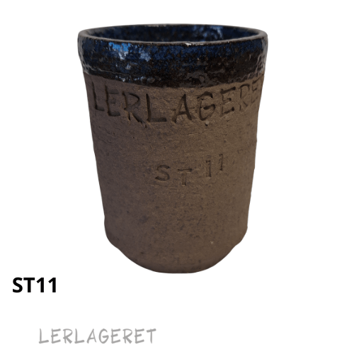 ST11 Den Sorte med grov chamotte fra lerlageret.com
En stentøjsler, der er ideel til pladeteknik og modellering. Men også utrolig lækker at dreje i for den øvede.
Leret er utrolig plastisk og lægger sig derfor forholdsvis glat om chamotten så du ikke mærker meget til den under drejning. Kender du ikke teknikken i at dreje i groft ler, så kom ind i butikken, så viser jeg dig det.
Hvis du vil ha ekstra meget ud af strukturen. Kan du med stor fordel, "vaske" leret med en fugtig svamp, når det er tørt.