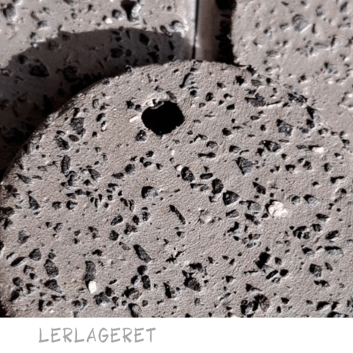 ST11 Den Sorte med grov chamotte fra lerlageret.com
En stentøjsler, der er ideel til pladeteknik og modellering. Men også utrolig lækker at dreje i for den øvede.
Leret er utrolig plastisk og lægger sig derfor forholdsvis glat om chamotten så du ikke mærker meget til den under drejning. Kender du ikke teknikken i at dreje i groft ler, så kom ind i butikken, så viser jeg dig det.
Hvis du vil ha ekstra meget ud af strukturen. Kan du med stor fordel, "vaske" leret med en fugtig svamp, når det er tørt.