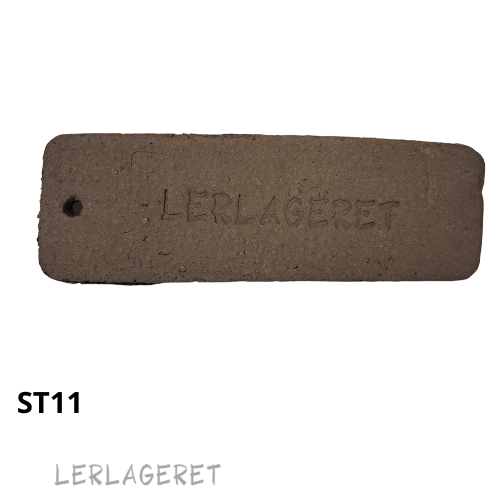 ST11 Den Sorte med grov chamotte fra lerlageret.com
En stentøjsler, der er ideel til pladeteknik og modellering. Men også utrolig lækker at dreje i for den øvede.
Leret er utrolig plastisk og lægger sig derfor forholdsvis glat om chamotten så du ikke mærker meget til den under drejning. Kender du ikke teknikken i at dreje i groft ler, så kom ind i butikken, så viser jeg dig det.
Hvis du vil ha ekstra meget ud af strukturen. Kan du med stor fordel, "vaske" leret med en fugtig svamp, når det er tørt.