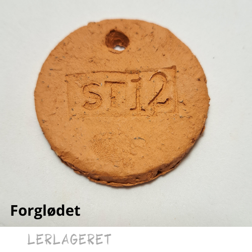 ST12 Den Røde med grov chamotte En smuk grov effektfuld stentøjsler, der er ideel til pladeteknik og modellering. Er du øvet drejer, er ST12 utrolig lækker at dreje i. Hold skiven ren for chamotte under centrering, så du ikke ødelægger fingrene, i optræk er den blød, plastisk og enorm lækker. Når ST12 er tør eller læderhård kan den vaskes med en vreden svamp, det fremhæver chamotten og laver en spændende struktur. Chamotten er sort. ST12 er gul i pakken og bliver efter brænding mørk rød.