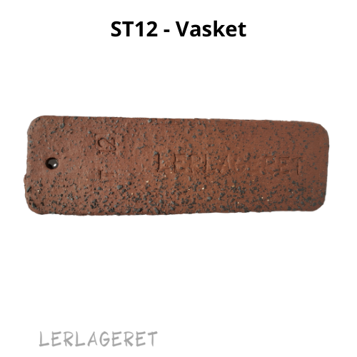ST12 Den Røde med grov chamotte En smuk grov effektfuld stentøjsler, der er ideel til pladeteknik og modellering. Er du øvet drejer, er ST12 utrolig lækker at dreje i. Hold skiven ren for chamotte under centrering, så du ikke ødelægger fingrene, i optræk er den blød, plastisk og enorm lækker. Når ST12 er tør eller læderhård kan den vaskes med en vreden svamp, det fremhæver chamotten og laver en spændende struktur. Chamotten er sort. ST12 er gul i pakken og bliver efter brænding mørk rød.