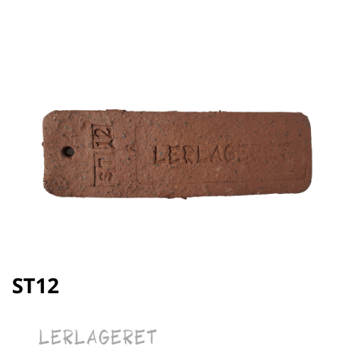 ST12 Den Røde med grov chamotte En smuk grov effektfuld stentøjsler, der er ideel til pladeteknik og modellering. Er du øvet drejer, er ST12 utrolig lækker at dreje i. Hold skiven ren for chamotte under centrering, så du ikke ødelægger fingrene, i optræk er den blød, plastisk og enorm lækker. Når ST12 er tør eller læderhård kan den vaskes med en vreden svamp, det fremhæver chamotten og laver en spændende struktur. Chamotten er sort. ST12 er gul i pakken og bliver efter brænding mørk rød.