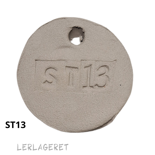 ST13 Den mørke grå m. chamotte fra lerlageret.com
I ideel til pladeteknik og modellering. Men også en meget lækker drejeler, der er særdeles god til store emner og flade emner som f.eks. tallerkener og fade.
ST13 egner sig til RAKU brænding.
ST13 er den lidt lysere og grove alternativ til ST06