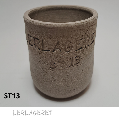ST13 Den mørke grå m. chamotte fra lerlageret.com
I ideel til pladeteknik og modellering. Men også en meget lækker drejeler, der er særdeles god til store emner og flade emner som f.eks. tallerkener og fade.
ST13 egner sig til RAKU brænding.
ST13 er den lidt lysere og grove alternativ til ST06