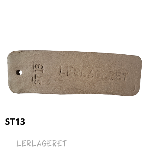 ST13 Den mørke grå m. chamotte fra lerlageret.com
I ideel til pladeteknik og modellering. Men også en meget lækker drejeler, der er særdeles god til store emner og flade emner som f.eks. tallerkener og fade.
ST13 egner sig til RAKU brænding.
ST13 er den lidt lysere og grove alternativ til ST06
