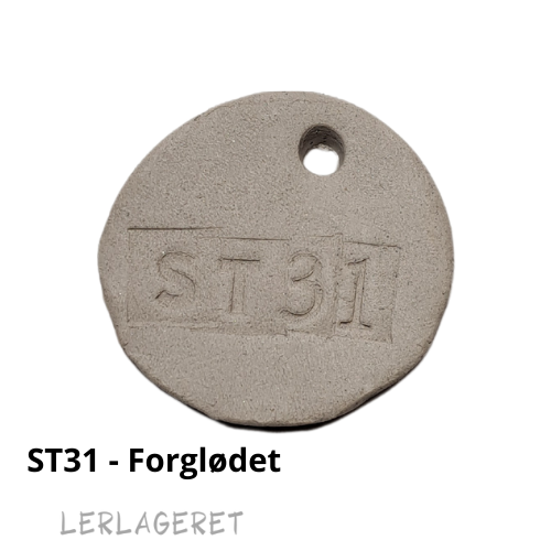 ST31 Fuldmåne - effekt m. chamotte
fra lerlageret.com En meget lækker og utrolig fin stentøjsler. Den er enormt lækker at arbejde med, da den ikke klistrer og hænger fast i underlaget.
Den er grå, med små kulørte chamotte stykker, der laver en rigtig fin kontrast til lerets farve, hvis det vaskes når det er læderhårdt træder chamotten endnu tydligere frem og gir leret et granit agtigt udseende.
ST31 kan laver smukke fine nister i glasuren, der kan ligne sand eller granit.