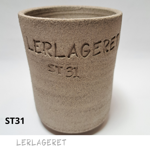 ST31 Fuldmåne - effekt m. chamotte
fra lerlageret.com En meget lækker og utrolig fin stentøjsler. Den er enormt lækker at arbejde med, da den ikke klistrer og hænger fast i underlaget.
Den er grå, med små kulørte chamotte stykker, der laver en rigtig fin kontrast til lerets farve, hvis det vaskes når det er læderhårdt træder chamotten endnu tydligere frem og gir leret et granit agtigt udseende.
ST31 kan laver smukke fine nister i glasuren, der kan ligne sand eller granit.