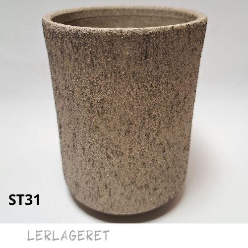 ST31 Fuldmåne - effekt m. chamotte
fra lerlageret.com En meget lækker og utrolig fin stentøjsler. Den er enormt lækker at arbejde med, da den ikke klistrer og hænger fast i underlaget.
Den er grå, med små kulørte chamotte stykker, der laver en rigtig fin kontrast til lerets farve, hvis det vaskes når det er læderhårdt træder chamotten endnu tydligere frem og gir leret et granit agtigt udseende.
ST31 kan laver smukke fine nister i glasuren, der kan ligne sand eller granit.