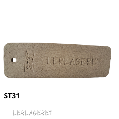 ST31 Fuldmåne - effekt m. chamotte
fra lerlageret.com En meget lækker og utrolig fin stentøjsler. Den er enormt lækker at arbejde med, da den ikke klistrer og hænger fast i underlaget.
Den er grå, med små kulørte chamotte stykker, der laver en rigtig fin kontrast til lerets farve, hvis det vaskes når det er læderhårdt træder chamotten endnu tydligere frem og gir leret et granit agtigt udseende.
ST31 kan laver smukke fine nister i glasuren, der kan ligne sand eller granit.
