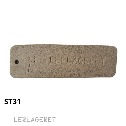 ST31 Fuldmåne - effekt m. chamotte
fra lerlageret.com En meget lækker og utrolig fin stentøjsler. Den er enormt lækker at arbejde med, da den ikke klistrer og hænger fast i underlaget.
Den er grå, med små kulørte chamotte stykker, der laver en rigtig fin kontrast til lerets farve, hvis det vaskes når det er læderhårdt træder chamotten endnu tydligere frem og gir leret et granit agtigt udseende.
ST31 kan laver smukke fine nister i glasuren, der kan ligne sand eller granit.