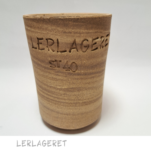 ST40 Super Nova- effekt m. chamotte fra lerlageret.com
ST40 er marmoreret i sort-rød-hvid nuance. Den er ideel til pladeteknik, modellering og drejning.
ST40 er en kombination af smukke farver. Leret skal ikke æltes før brug. Ved drejning kommer marmoreringerne først frem i afdrejningen. Afdrejer du lige efter drejning, får leret en glat overflade. Afdrejer du i læderhårdt ler får leret en grov overflade, men bevarer marmoreringer.