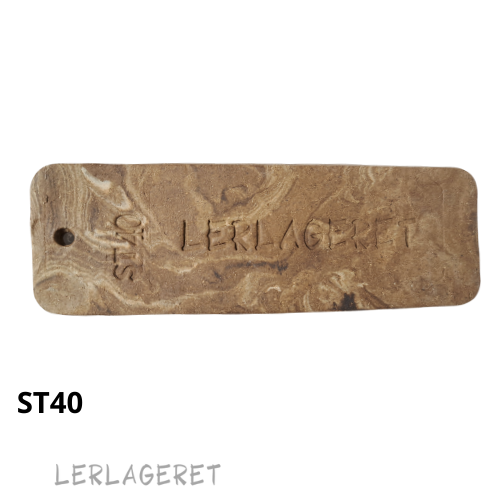 ST40 Super Nova- effekt m. chamotte fra lerlageret.com
ST40 er marmoreret i sort-rød-hvid nuance. Den er ideel til pladeteknik, modellering og drejning.
ST40 er en kombination af smukke farver. Leret skal ikke æltes før brug. Ved drejning kommer marmoreringerne først frem i afdrejningen. Afdrejer du lige efter drejning, får leret en glat overflade. Afdrejer du i læderhårdt ler får leret en grov overflade, men bevarer marmoreringer.