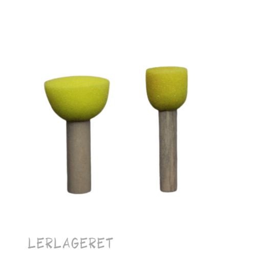 Svampestokke fra lerlageret.com ruges til effekt dekorering med glasur, begitning og oxyd. Eller til at suge vand op fra drejede emner.
En svamp fra er ikke bare en svamp. De er robuste så hvis du passer godt på din svamp har du den længe. Da den ikke smuldrer er den rigtig rar at arbejde med.
Hvis du vil være god ved de små svampestokke, så skal du rengøre dem efter brud og lade dem tørre oprejst med svampen op ad. Vender du den omvendt kan den suge sig fast og bliver ødelagt når du skal bruge den igen.