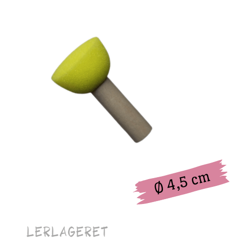 Svampestokke fra lerlageret.com ruges til effekt dekorering med glasur, begitning og oxyd. Eller til at suge vand op fra drejede emner.
En svamp fra er ikke bare en svamp. De er robuste så hvis du passer godt på din svamp har du den længe. Da den ikke smuldrer er den rigtig rar at arbejde med.
Hvis du vil være god ved de små svampestokke, så skal du rengøre dem efter brud og lade dem tørre oprejst med svampen op ad. Vender du den omvendt kan den suge sig fast og bliver ødelagt når du skal bruge den igen.