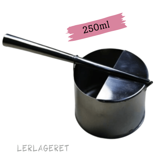 Glasursprøjte fra lerlageret.com
Anvendelse: Bruges til at sprøjte med glasur eller oxydfarver, for at skabe specielle effekter på keramikken
Når du puster luft gennem mundstykket, blæser du glasuren ud gennem det lille rør.
Den er rigtig sjov og der er uendelig mange anvendelsesmuligheder, der giver unikke resultater.