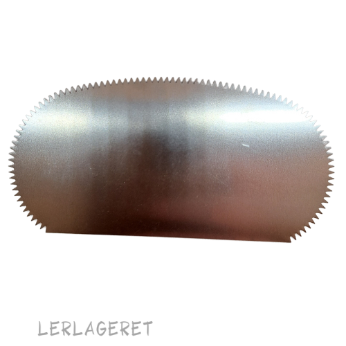 Metalskinne, Lige + rund m/tænder 9,5 cm fra lerlageret.com
Skinne med tænder er rigtig god til at ridse med når du modellere og skal sætte f.eks. hank på dine kopper.
Den er bøjelig, så du kan også bruge den til at rifle overflader med. Hvis du arbejder i noget af det grove ler fra lerlageret.com kan du få chamotten til at komme tydeligere frem hvis du ridser overfladen med skinnen med tænder.
Eksempler på det grove ler kan være ST08, ST11 og ST12
Lerlageret.com sælger også Skinner uden tænder.