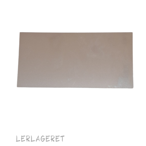 Metalskinne, fra lerlageret.com Rektangulær 10x5 cm
Skinnen er bøjelig og derfor god til at skrabe overflader med på f.eks. tørt og læderhårdt ler. Den er også god til dig der drejer, hvis du gerne vil fjerne det yderste slikker lag, inden du fjerne dine emner fra drejeskiven.