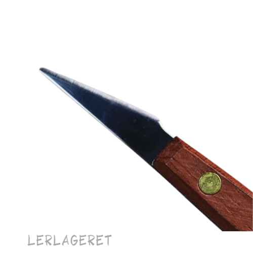 Skarp pottemagerkniv med to skær og træskæftet ligger godt i hånden den er 16 cm. lang.
Den er god til at skærer i læderhårdt ler og til at tage kanterne når du drejer, hvis de er blevet lidt skæve.
Lerlageret.com sælger også pottemager kniv med et blad
Og Pottemager nål i aluminium og Pottemager nål med træskaft.