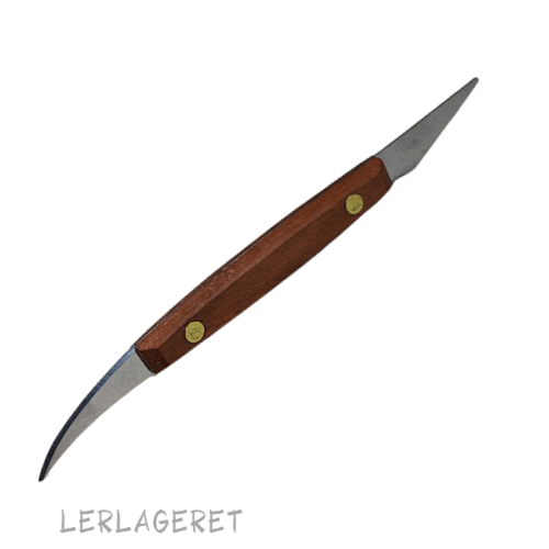 Skarp pottemagerkniv med to skær og træskæftet ligger godt i hånden den er 16 cm. lang.
Den er god til at skærer i læderhårdt ler og til at tage kanterne når du drejer, hvis de er blevet lidt skæve.
Lerlageret.com sælger også pottemager kniv med et blad
Og Pottemager nål i aluminium og Pottemager nål med træskaft.