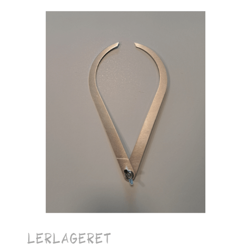 Yderst effektiv stål passer fra Lerlageret.com
Uundværlig, når du drejer emner der skal passe sammen, som f.eks. krukker med låg.
Du måler den udvendige ø-mål ved at udvide passeren og det indvendige ø-mål med at trykke passeren sammen. Du kan med fordel aflæse passeren med en stål lineal, og skrive målet på, så har du det til en anden go gang.
Låses med fingermøtrik, så den er nem at indstille.
Stål passer i 3 forskellige størrelser. Lille: 20 cm Mellem 25 cm. Stor 30 cm