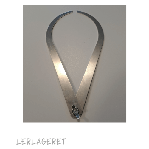 Yderst effektiv stål passer fra Lerlageret.com
Uundværlig, når du drejer emner der skal passe sammen, som f.eks. krukker med låg.
Du måler den udvendige ø-mål ved at udvide passeren og det indvendige ø-mål med at trykke passeren sammen. Du kan med fordel aflæse passeren med en stål lineal, og skrive målet på, så har du det til en anden go gang.
Låses med fingermøtrik, så den er nem at indstille.
Stål passer i 3 forskellige størrelser. Lille: 20 cm Mellem 25 cm. Stor 30 cm