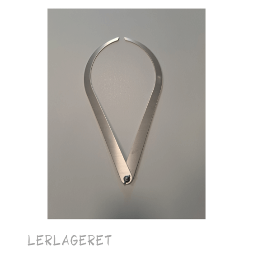 Yderst effektiv stål passer fra Lerlageret.com
Uundværlig, når du drejer emner der skal passe sammen, som f.eks. krukker med låg.
Du måler den udvendige ø-mål ved at udvide passeren og det indvendige ø-mål med at trykke passeren sammen. Du kan med fordel aflæse passeren med en stål lineal, og skrive målet på, så har du det til en anden go gang.
Låses med fingermøtrik, så den er nem at indstille.
Stål passer i 3 forskellige størrelser. Lille: 20 cm Mellem 25 cm. Stor 30 cm