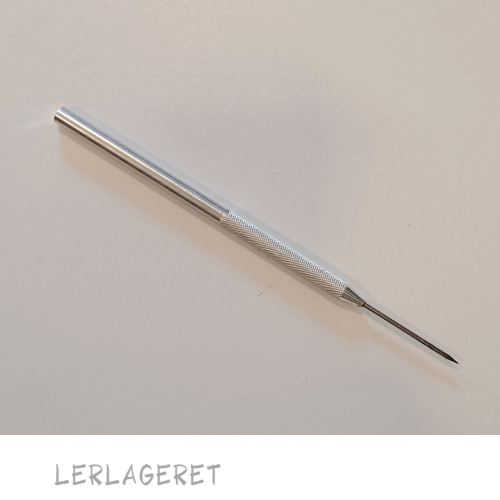Pottemager-nål i aluminium 15 cm. fra lerlageret.com
Pottemagernålen bruges til at prikke lufthuller ud med når du f.eks. drejer eller når du komprimerer ler til pladeteknik med gummiskinner
Hos lerlageret.com finder du også Pottemagernål med træskaft og Gummiskinner til bla. komprimering.