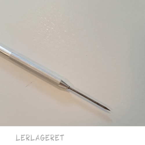 Pottemager-nål i aluminium 15 cm. fra lerlageret.com
Pottemagernålen bruges til at prikke lufthuller ud med når du f.eks. drejer eller når du komprimerer ler til pladeteknik med gummiskinner
Hos lerlageret.com finder du også Pottemagernål med træskaft og Gummiskinner til bla. komprimering.