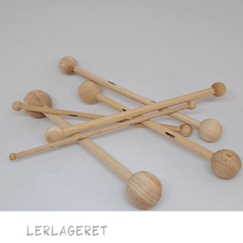 Træ-værktøj, særlig velegnet til dekoration.
De laver de fineste runde fordybninger og dekorationer i læderhårdt ler.
Kan også bruges til montering af hanke, hvor der ikke er plads til fingre.
6 forskellige. Kan også købes som sæt med 3 små eller 3 store.
16 cm lang.
Når du arbejder med træværktøj, er det altid en fordel at dyppe det kort i vand inden brug. Derved opretholder du fugtigheden i dit ler, da træværktøjet ikke suger vandet af leret.