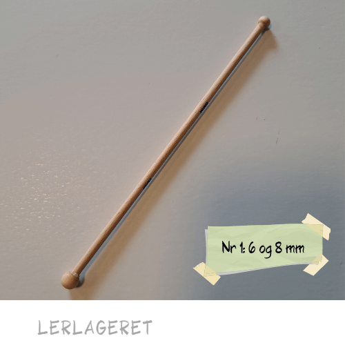 Træ-værktøj, særlig velegnet til dekoration.
De laver de fineste runde fordybninger og dekorationer i læderhårdt ler.
Kan også bruges til montering af hanke, hvor der ikke er plads til fingre.
6 forskellige. Kan også købes som sæt med 3 små eller 3 store.
16 cm lang.
Når du arbejder med træværktøj, er det altid en fordel at dyppe det kort i vand inden brug. Derved opretholder du fugtigheden i dit ler, da træværktøjet ikke suger vandet af leret.