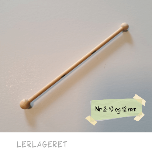 Træ-værktøj, særlig velegnet til dekoration.
De laver de fineste runde fordybninger og dekorationer i læderhårdt ler.
Kan også bruges til montering af hanke, hvor der ikke er plads til fingre.
6 forskellige. Kan også købes som sæt med 3 små eller 3 store.
16 cm lang.
Når du arbejder med træværktøj, er det altid en fordel at dyppe det kort i vand inden brug. Derved opretholder du fugtigheden i dit ler, da træværktøjet ikke suger vandet af leret.
