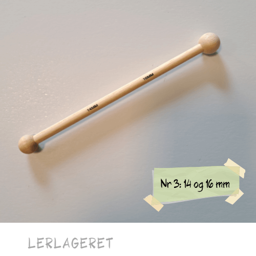 Træ-værktøj, særlig velegnet til dekoration.
De laver de fineste runde fordybninger og dekorationer i læderhårdt ler.
Kan også bruges til montering af hanke, hvor der ikke er plads til fingre.
6 forskellige. Kan også købes som sæt med 3 små eller 3 store.
16 cm lang.
Når du arbejder med træværktøj, er det altid en fordel at dyppe det kort i vand inden brug. Derved opretholder du fugtigheden i dit ler, da træværktøjet ikke suger vandet af leret.