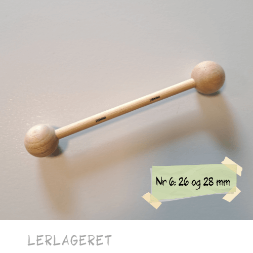 Træ-værktøj, særlig velegnet til dekoration.
De laver de fineste runde fordybninger og dekorationer i læderhårdt ler.
Kan også bruges til montering af hanke, hvor der ikke er plads til fingre.
6 forskellige. Kan også købes som sæt med 3 små eller 3 store.
16 cm lang.
Når du arbejder med træværktøj, er det altid en fordel at dyppe det kort i vand inden brug. Derved opretholder du fugtigheden i dit ler, da træværktøjet ikke suger vandet af leret.