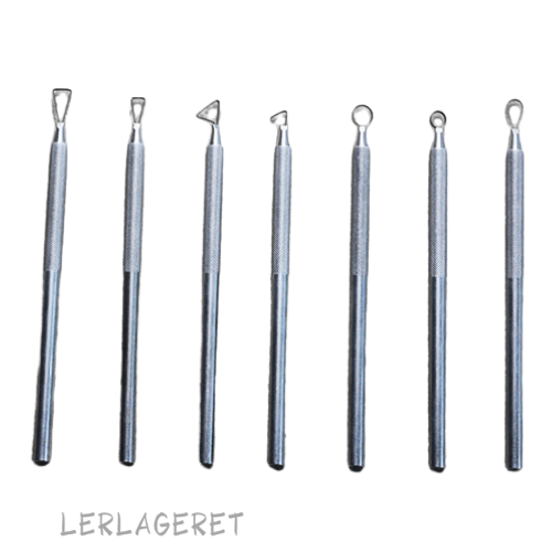 Disse små metalslynger fra Lerlageret.com har mange anvendelsesmuligheder. De kan bruges når du skal trimme / afdreje små emner eller laven mønster i din afdrejning.
7 Stk. 13 cm.