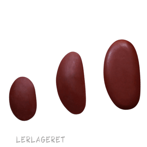 Gummi skinnen har mange anvendelsesmuligheder. Komprimer dit ler når du arbejder med plader. Glitte overflader når leret er læderhårdt. Bruger du dem ved drejeskiven, efterlader de dit emne med en lækker glat overflade.
3 forskellige størrelser. Small: 8,5cm Medium: 10,5cm Large: 12,5cm
Lerlageret.com sælger også pottemagernål i aluminium og Pottemagernål med træ skaft til at prikke lufthuller ud med.
