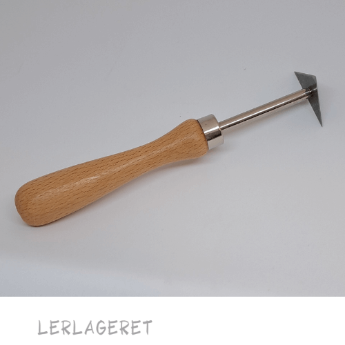 Afdrejningsjern, træhåndtag 15,5 cm. Trekantet hoved.
Afdrejningsjern ruges til afdrejning af bund, inden du fjerner dit emne fra skiven. Drejer du direkte på skiven, vasker du skiven ren med en svamp, og bruger afdrejningsjernet til at fjerne den yderste kant / fod på dit ny-drejede emne. Derefter hælder du ganske lidt rent vand på skiven, skærer dit emne af med en tynd skæretråd og glider emnet forsigtigt over skiven og kan nu løfte det forsigtigt af med hænderne.