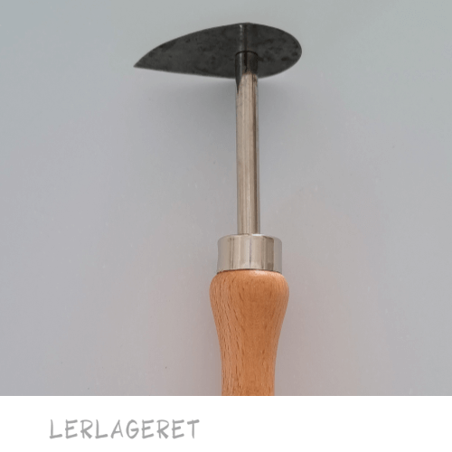 Afdrejningsjern, træhåndtag 15,5 cm. Bruges til afdrejning af bund, inden du fjerner dit emne fra skiven.
Drejer du direkte på skiven, vasker du skiven ren med en svamp, og bruger afdrejningsjernet til at fjerne den yderste kant / fod på dit ny-drejede emne. Derefter hælder du ganske lidt rent vand på skiven, skærer dit emne af med en tynd skæretråd og glider emnet forsigtigt over skiven og kan nu løfte det forsigtigt af med hænderne.