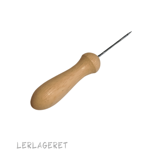 Lille pottemager-nål 8,5 cm fra lerlageret.com
Pottemagernålen bruges til at prikke lufthuller ud med når du f.eks. drejer eller når du komprimerer ler til pladeteknik med gummiskinner
Hos lerlageret.com finder du også Pottemagernål i aluminium og Gummiskinner til bla. komprimering.