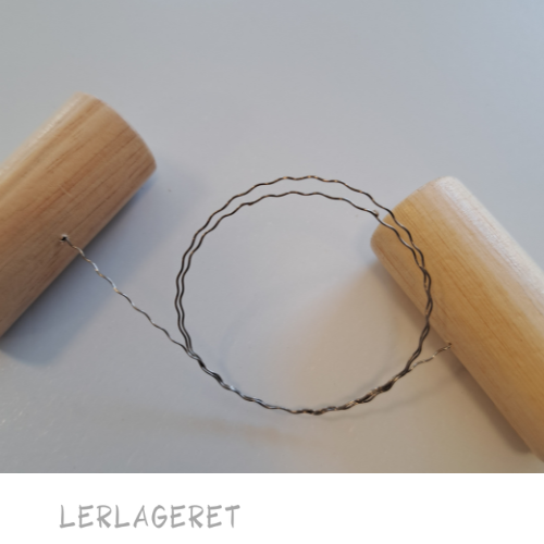 Skæretråde med riller fra lerlageret.com er rigtig god til at lave dekorationer med.
Du kan lave de fineste dekorationer på skåle og kopper med den rillede skæretråd.
Hvis du drejer, kan du dreje koppen ekstra tyk, lad den tørrer lidt, brug evt. en varmepistol, skær så stykker af koppen på udvendig side. Du kan strække mønstret ved at dreje videre bagefter. Det er en spændende måde at arbejde på.
Skæretråden med riller, kan også bruges til pladeteknik, hvor overfladen skal være bølget.