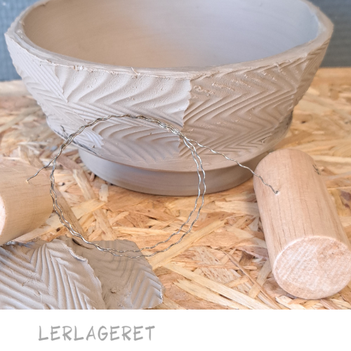 Skæretråde med riller fra lerlageret.com er rigtig god til at lave dekorationer med.
Du kan lave de fineste dekorationer på skåle og kopper med den rillede skæretråd.
Hvis du drejer, kan du dreje koppen ekstra tyk, lad den tørrer lidt, brug evt. en varmepistol, skær så stykker af koppen på udvendig side. Du kan strække mønstret ved at dreje videre bagefter. Det er en spændende måde at arbejde på.
Skæretråden med riller, kan også bruges til pladeteknik, hvor overfladen skal være bølget.