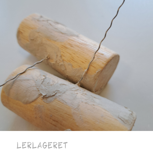 Skæretråde med riller fra lerlageret.com er rigtig god til at lave dekorationer med.
Du kan lave de fineste dekorationer på skåle og kopper med den rillede skæretråd.
Hvis du drejer, kan du dreje koppen ekstra tyk, lad den tørrer lidt, brug evt. en varmepistol, skær så stykker af koppen på udvendig side. Du kan strække mønstret ved at dreje videre bagefter. Det er en spændende måde at arbejde på.
Skæretråden med riller, kan også bruges til pladeteknik, hvor overfladen skal være bølget.